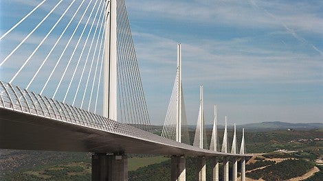 Das Viaduc de Millau ist eine Schrägseilbrücke, die 2004 über das Tal des Tarn bei Millau im Departement Averyron in der Region Okzitanien in Südfrankreich fertig gestellt wurde. Sie ist eine der größten Schrägseilbrücken der Welt und ein Paradebeispiel für einen Infrastruktur Leuchtturm, der bei Fachleuten und Laien gleichermaßen bekannt ist.