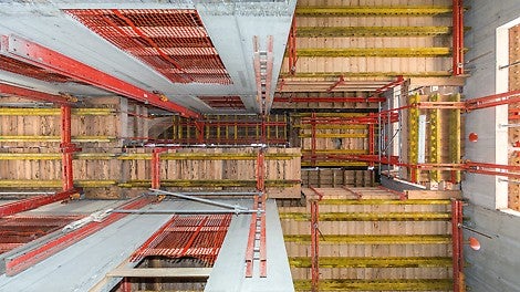 La soluzione elaborata da PERI per il sollevamento delle casseforme del nucleo si è incentrata sul sistema di ripresa con guide RCS, indipendente dalla gru, combinato con un’unità di piattaforma autosollevante ACS e con mensole di ripresa CB e piattaforme di ripresa per vani BR sollevate con la gru<br/>