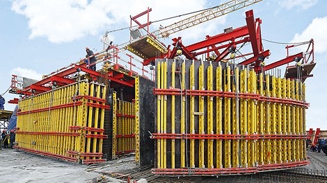 VARIO girder wall formwork for the core walls climbed with help of the ACS self-climbing system in regular weekly cycles with 4.30 m concreting cycle heights.