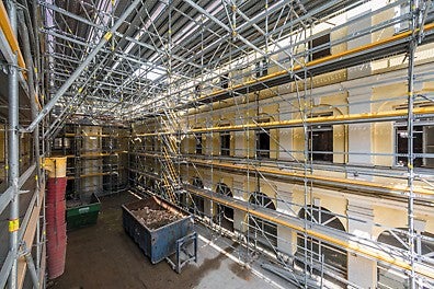 Anpassungen an die Gebäudeform erfolgen im einheitlichen Raster von 25 cm, das bietet hohe Flexibilität für komplexere Fassadeneinrüstungen.<br/>