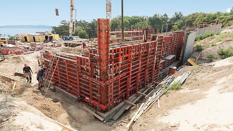 Nejjednodušším řešením se ukázalo nasazení systémového bednění TRIO, v rozích v kombinaci se závorami SRU.