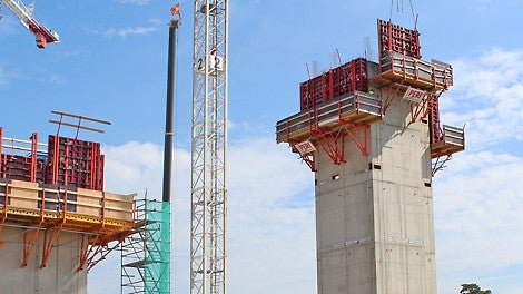 CB 240 -kiipeämistaso kiinnitetään muottiin konsoleihin tulevien pystyjäykisteiden avulla, ja näin sekä muotti että työtaso voidaan nostaa yhtenä kokonaisuutena.