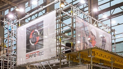 Двухэтажный стенд со всех сторон может быть брендирован фирменными баннерами. Также он предусматривает закрытое помещение для персонала и переговорную площадку.