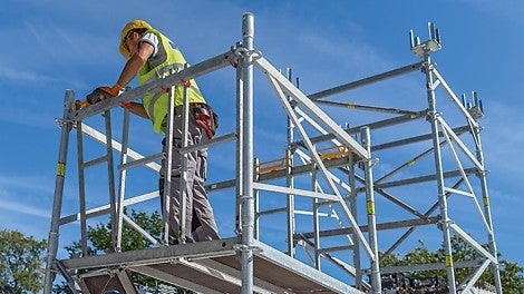 Das Baustellenpersonal befindet sich in allen Montagesituationen in gesicherter Position. Die MDS Beläge werden ohne Werkzeug an den Horizontalriegeln eingehängt, ein unbeabsichtigtes Abheben von unten ist nicht möglich.