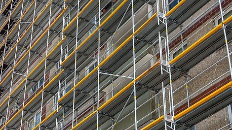 Auch für die Umbauung der auskragenden Balkonvorsprünge waren mit PERI UP Easy keine Kupplungsarbeiten oder zusätzliche Rahmenzüge notwendig.