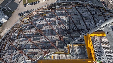 Die Stahlbeläge bei PERI UP Flex weisen eine integrierte Belagsicherung auf, sie waren sofort nach dem Einlegen gesichert. Dadurch konnten zusätzliche Arbeitsschritte eingespart und die Gerüstmontage beschleunigt werden.