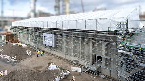 Gegen Witterungseinflüsse von oben schützte ein verfahrbares PERI UP Wetterschutzdach: 65 m lang und 22 m breit.