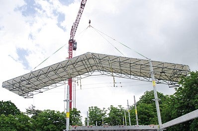 Montieren Sie die Bindereinheiten des PERI UP Wetterschutzdaches schnell und sicher vom Boden aus. Anschließend werden diese mit Hilfe eines Krans in Position gebracht.<br/>