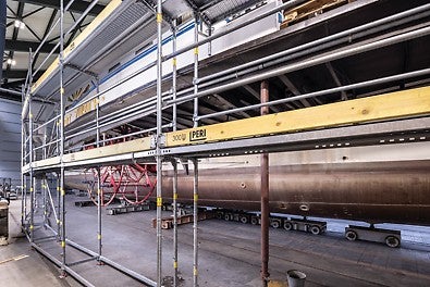 Dank der bereits vormontierten inneren Absturzsicherungen ist der Seitenschutz für die Arbeiter in jeder Situation gewährleistet.<br/>(Foto: PERI SE)