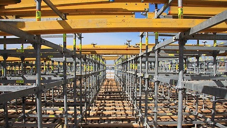 Kannen tuenta toteutettiin PERI UP -tukitorneilla.