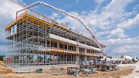 Insbesondere mit der SKYDECK Bühne am Deckenrand und den integrierten Arbeitsebenen beim PERI UP Traggerüst konnte ein hohes Sicherheitsniveau mit raschen Montagefolgen erreicht werden.