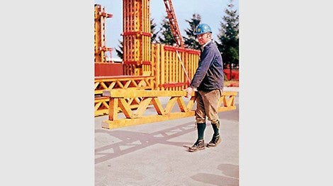 &lt;p&gt;L&amp;eacute;trej&amp;ouml;n az első fatart&amp;oacute;, megsz&amp;uuml;letik a PERI T70. A T jelent&amp;eacute;se tart&amp;oacute;- 70 az &amp;ouml;vvastags&amp;aacute;g millim&amp;eacute;terben. Az első megrendel&amp;eacute;s 80 gerend&amp;aacute;t tartalmaz, amelyek hossza 3,05 m. A sz&amp;aacute;ll&amp;iacute;t&amp;oacute;eszk&amp;ouml;z&amp;ouml;ket k&amp;eacute;zzel impregn&amp;aacute;lj&amp;aacute;k szivaccsal egy műanyag k&amp;aacute;d felett, &amp;eacute;s k&amp;ouml;zvetlen&amp;uuml;l a v&amp;aacute;rakoz&amp;oacute; teheraut&amp;oacute;ra rakodj&amp;aacute;k. Az &amp;eacute;ves termel&amp;eacute;s k&amp;ouml;r&amp;uuml;lbel&amp;uuml;l 50 000 line&amp;aacute;ris m&amp;eacute;ter.&lt;/p&gt;<br/>