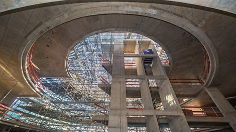 Ein räumlich ausgebildetes PERI UP Flex Trag- und Arbeitsgerüst diente zur sicheren Montage der frei tragenden Glas-Stahl-Konstruktion.