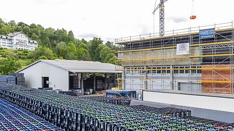 Die 3-monatige Modernisierungsmaßnahme findet unter laufendem Produktionsbetrieb statt. Nässe und Staub dürfen nicht in das Gebäudeinnere dringen.