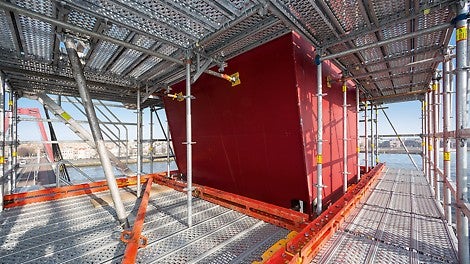 使用VARIOKIT系统中可租赁的系统组件，锚固和加固脚手架，抵抗极高的风载。