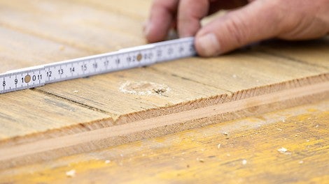 PERI lieferte die 3S-Schalungsplatten bereits exakt vorgefräst, mit Dreiecksnuten im regelmäßigen 10-cm-Abstand, auf die Baustelle.