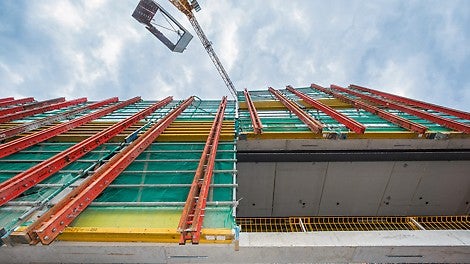 Das Umsetzen der RCS Klettereinheiten erfolgte je nach vorhandener Krankapazität entzerrt vom restlichen Bauablauf. Ein weiteres Plus der PERI Lösung für den raschen Baufortschritt war die Tatsache, dass die Stirnabschalung für die Geschossdecken bereits in die Schutzwand integriert waren.