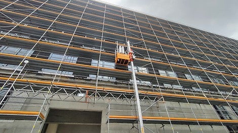 El Alimak STS 300 está diseñado para su uso con todos los sistemas de andamios PERI UP.