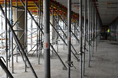 Подпорнo скеле PERI UP Flex при кофражните маси по периферията на плочата 