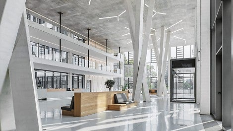 Tři skupiny podpěr připomínající kmeny stromů se tyčí v atriu přes tři patra. Firma PERI vyvinula velmi složité speciální 3D bednění z ocelových prvků o celkové výšce 150 mm, které tvořilo 63 dílců vyřezaných CNC-laserem. (Foto: Thilo Ross)