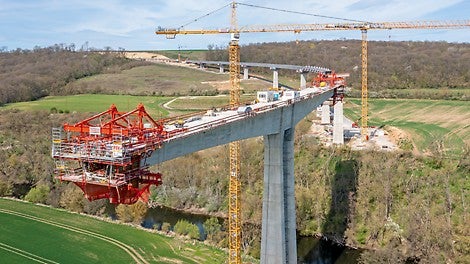 Der Brückenüberbau weist bis zu 6 % Längsgefalle, einen kontinuierlichen Radienwechsel und 2,5 % bis 6 % Quergefälle auf.
