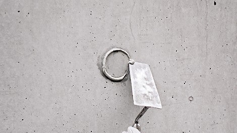 使用刮铲清楚多余的密封胶