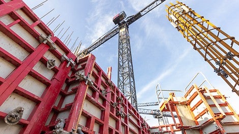 Mithilfe der einseitig bedienbaren MAXIMO Wandschalung können die Stahlbetonwände mit reduziertem Schalungsaufwand hergestellt werden.<br/><br/><br/>