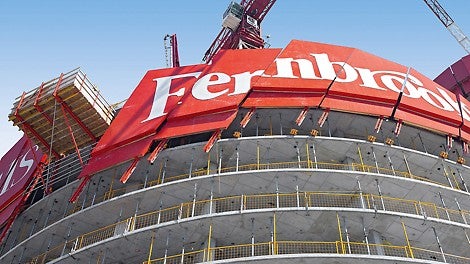 防护屏与卸料同平台在顶升至下一浇筑平台的过程中，需要同时转动转动20至26度