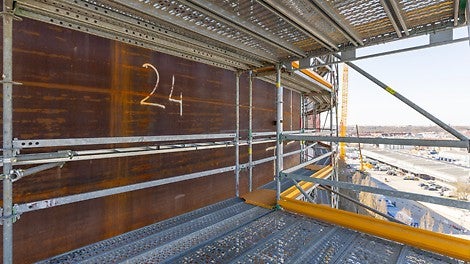 Dank der Verwendung von System-Abdeckblechen konnten geschlossene Belagflächen ohne Belagspalt und gefährliche Stolperkanten ausgebildet werden.