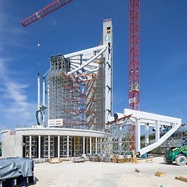 Die Vor- und Endmontage der Holzfachwerkträger erfolgte mithilfe einer ausgeklügelten PERI UP Gerüstlösung.