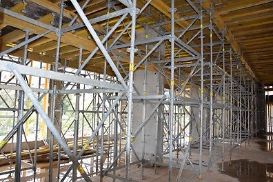 Подпорно скеле PERI Up Flex при кофриране на цялата плочата на партерния етаж с кота +4.90