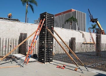 The 6-story, 254,000 square-foot structure uses 22&quot;x22&quot; size columns. 