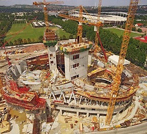 Die großen Mengen an Schalungsmaterial und die kurze Bauzeit forderten von allen Beteiligten höchstes Engagement.