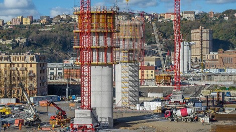 Per la fase di elevazione delle pile, è stata utilizzata VARIO GT24 abbinata al sistema di ripresa PERI RCS con guide; queste ultime hanno permesso il sollevamento dell’unità di ripresa in sicurezza, nonostante le sollecitazioni dovute al vento.