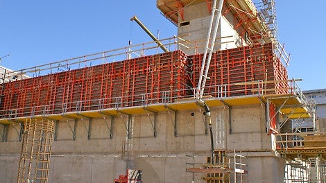 FB 100 –niveltyötasot käytössä seinämuottien raudoittamisessa ja tukemisessa.