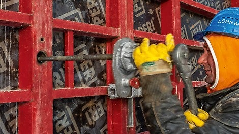 Die MAXIMO Rahmenschalung mit der einseitig bedienbaren MX Ankertechnik spart den Mann auf der Gegenseite.