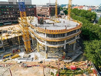 Vysokoúnosné veže z podperného systému PERI UP Flex v okolí vstupného portálu.