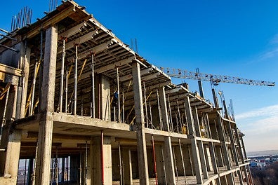 Системата SKYDECK предлага лесни и безопасни режения за конзолни изнасяния при кофриране на хоризонтални елементи, като е подходяща дори и за нестандарни начупени плочи, както е при настоящия проект. Безопасността винаги е на първо място и затова системата предлага елементи за укрепване на конзолно изнесените греди.