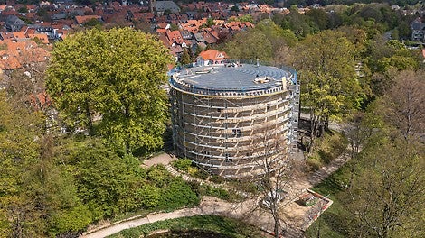 Eines der ersten Projekte von Gerüstbau Fiß GmbH mit PERI UP: eine nahezu kupplungsfreie Rundrüstung als Dachfanggerüst am historischen Zwinger in Goslar.