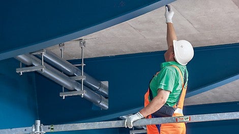 Die mit dem Wasserschifffahrtsamt abgestimmte LGS Fachwerkbinderlösung beschleunigte die Arbeitsvorgänge unter der Brücke und machte sie unabhängig von Strömung und Wasserstand.