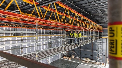 Möglich ist die Kombination der beiden Systeme PERI UP Gerüstbaukasten und VARIOKIT Ingenieurbaukasten durch das in sich logische, aufeinander abgestimmte Raster, ergänzt durch passende Holzträger.