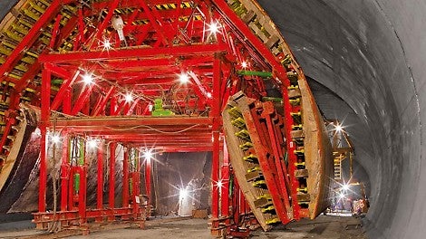 For moving the formwork carriage through a narrower cross-section, the formwork segments can be hydraulically folded.