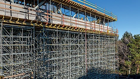 Podepření modulovým lešením PERI UP na východní části objektu. V některých místech byla výška konstrukce až 13 m, 3 nadzemní podlaží.