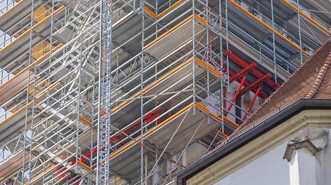 Oberhalb der dreiseitig umschließenden Dachkonstruktion der Basilika bildeten VARIOKIT Konsolbühnen die sichere Basis für das darüber angeordnete Turmgerüst.