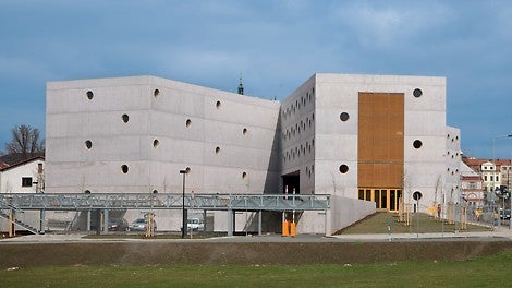 &lt;p&gt;Splněn&amp;iacute; nejpř&amp;iacute;sněj&amp;scaron;&amp;iacute;ch požadavků na kvalitu pohledov&amp;eacute;ho betonu. Nov&amp;aacute; budova knihovny z&amp;iacute;skala v soutěži Česk&amp;eacute; beton&amp;aacute;řsk&amp;eacute; společnosti titul &quot;Vynikaj&amp;iacute;c&amp;iacute; betonov&amp;aacute; konstrukce&quot;.&amp;nbsp;&lt;/p&gt;<br/>