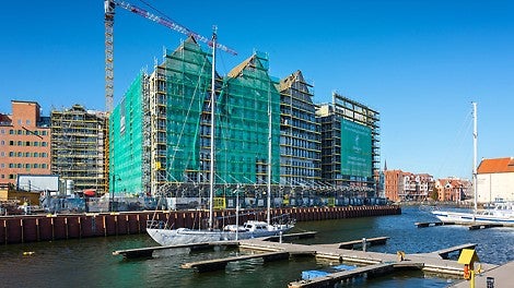 Bezpieczeństwo montażu rusztowań PERI UP Easy zapewnione dzięki zintegrowanej poręczy wyprzedzającej. Poręcz następnego poziomu montowana jest za pomocą ramy Easy z niższego, zabezpieczonego już kompletną balustradą. Fot. Wojciech Dziedzic