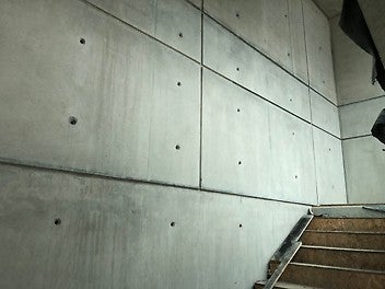 Изграждане на производствена база с представителен магазин MONNI - видим бетон на вертикални елементи