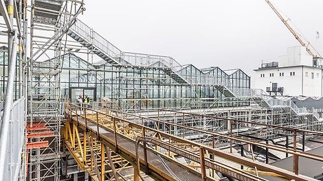 The stairs are characterised by their undulating design, which is not only visually impressive, but also ensures a pleasant walking experience. (Photo: PERI SE)<br/>