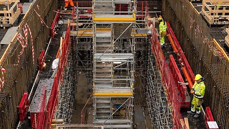 MAXIMO vægforskalling med ensidig ankermontage og PERI UP Flex trappetårn for sikker adgang 