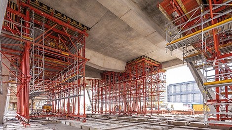 Technici PERI zkombinovali systémy stavebnic VARIOKIT a PERI UP a vytvořili tak bednicí vůz vyrobený na míru speciálně pro tento projekt.<br/>(Foto: PERI SE)<br/>